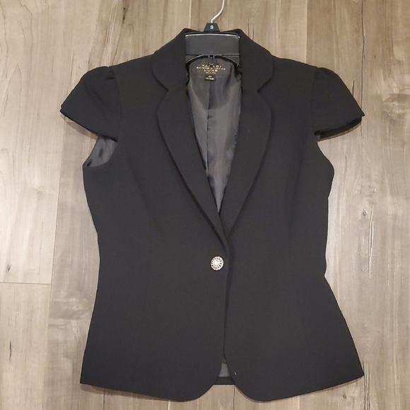 Tahari Jackets & Blazers - Tahari Elegant Black Puff Sleeve Blazer